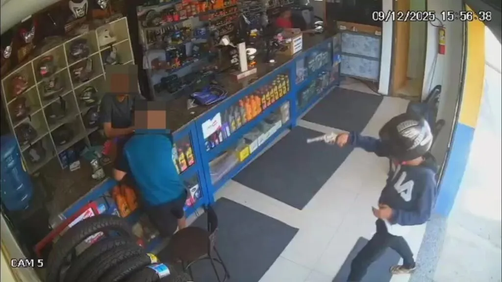Dupla armada rende funcionários e rouba celulares em loja de autopeças em Timon