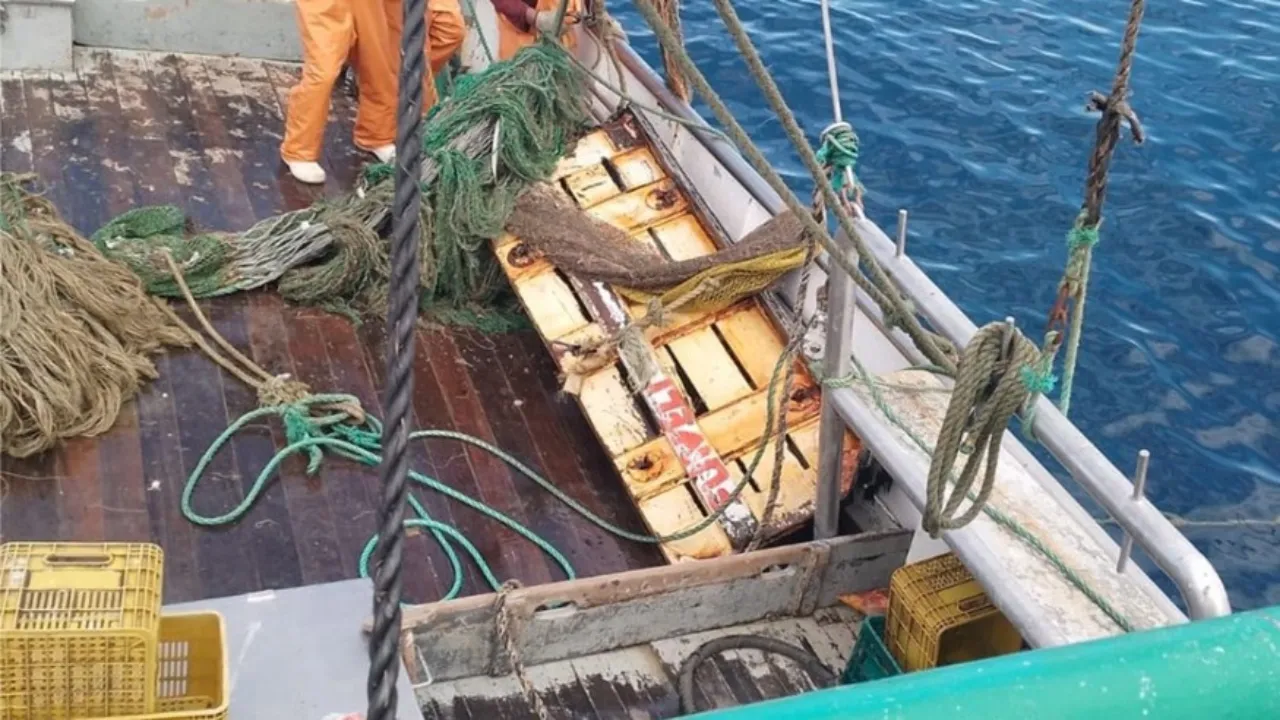 Barco Funelli: Encontrado pedaço de madeira de embarcação com maranhenses desaparecidos no RJ
